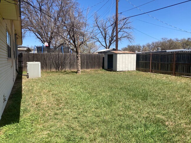 Building Photo - 224 N Oxford Dr