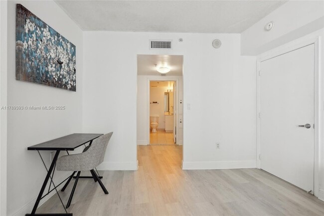 Building Photo - 1750 N Bayshore Dr