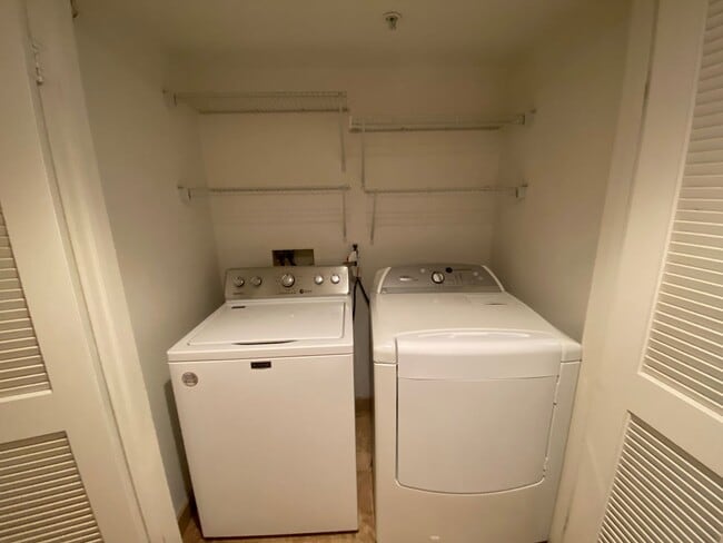 Building Photo - Great Tri-Level Townhome in Coastal Carlsbad Location!