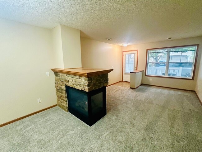 Building Photo - Updated Colonial 3 Bedroom Townhome with N...