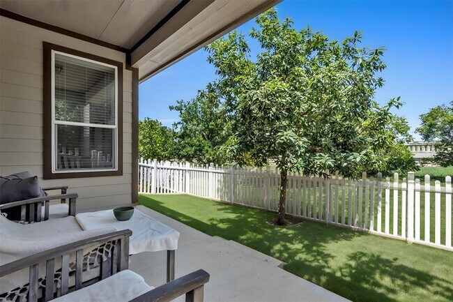 Building Photo - 711 Rolling Oak Dr