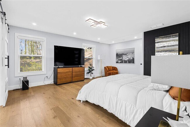 Building Photo - 915 Lost Forest Dr NW