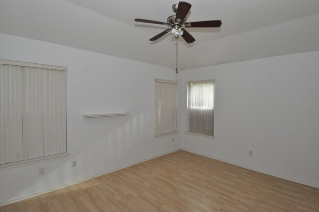 Building Photo - Great Location! All appliances included!