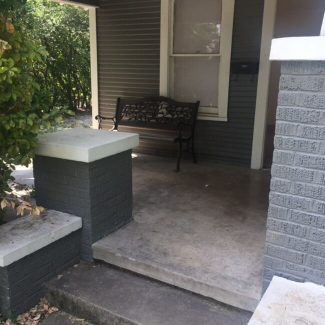 Building Photo - 2 BEDROOM 1 BATHROOM HOUSE WITH HUGE FENCED BACKYARD