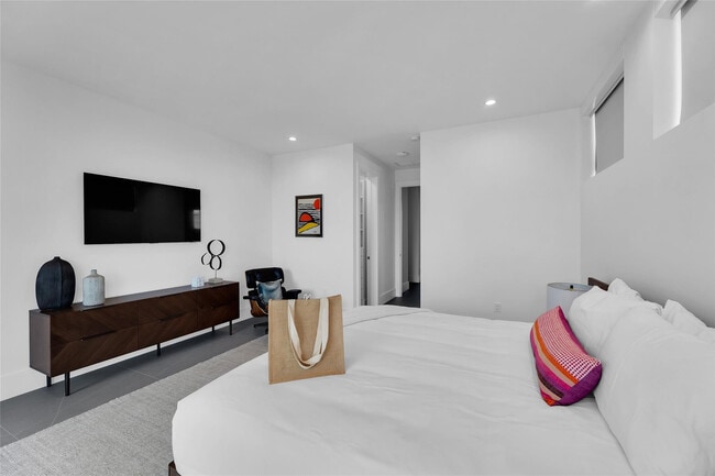 Building Photo - 1730 SE 13th St