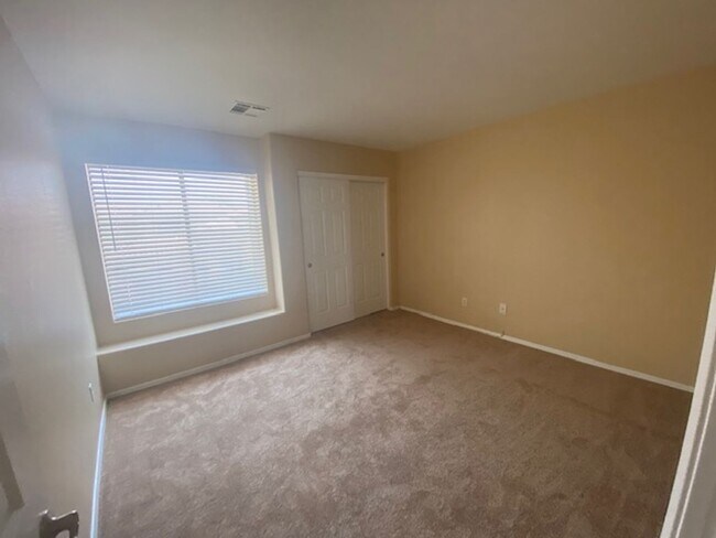 Building Photo - FOR LEASE – 3 BEDROOM, 2.5 BATH TWO STORY HOME WITH COMMUNITY POOL