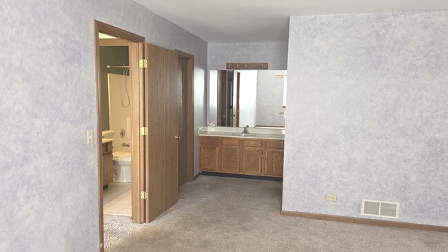 Building Photo - 427 Village Creek Dr