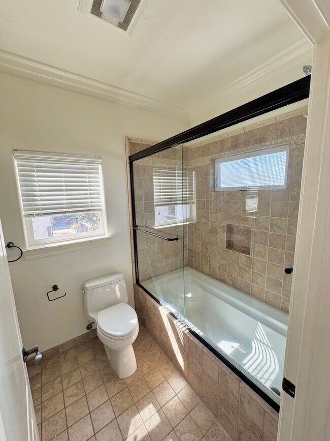 Building Photo - MUST SEE!!!!!