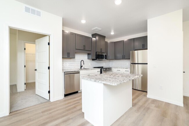 Building Photo - 28 7th St NE