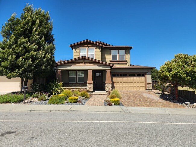 Building Photo - Spacious 5 bedroom house