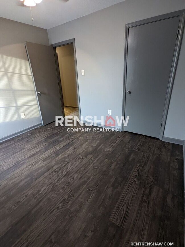 Building Photo - COMPLETELY RENOVATED 4 Bedroom / 1.5 bath ...