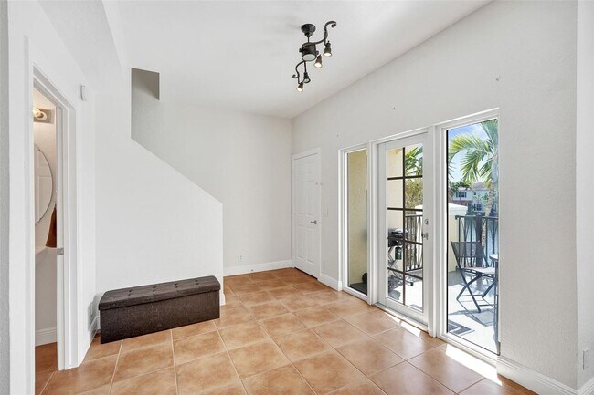 Building Photo - 228 SW 6th Ct