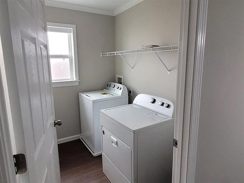 Building Photo - 119 Monarch Ln