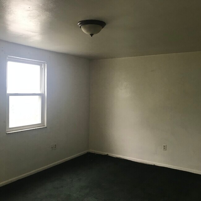 Large bedroom - 1443 Maple Dr