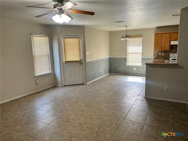 Building Photo - 604 Redbud Dr