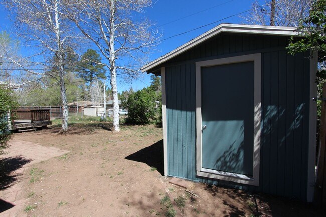 Building Photo - AVAILABLE NOW! Charming Single-Story Home ...