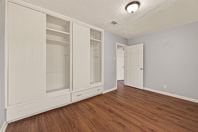 Building Photo - 6058 Glenhurst Dr