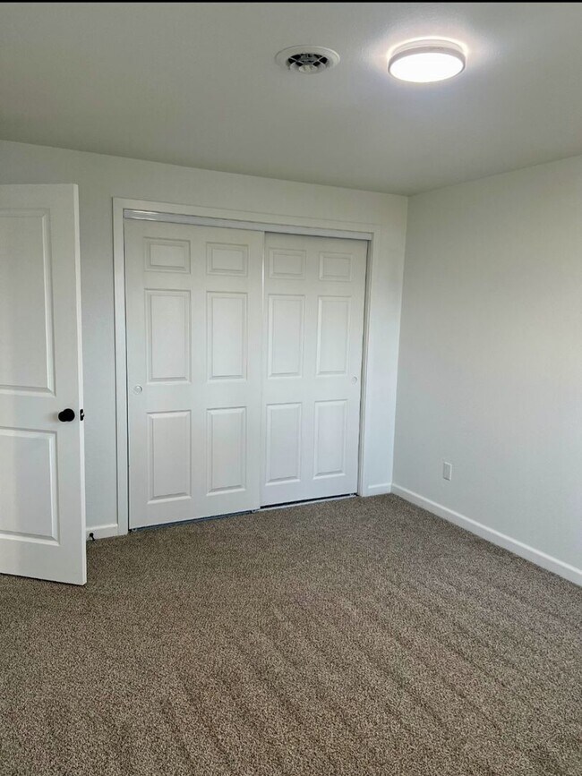 Building Photo - Renovated 4 Bedroom Home