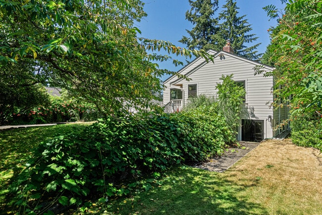 Building Photo - 3238 NE 94th St