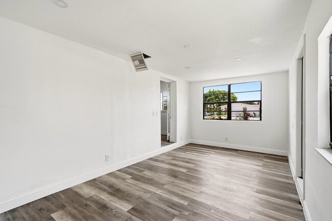 Building Photo - 1060 SW 5th Terrace