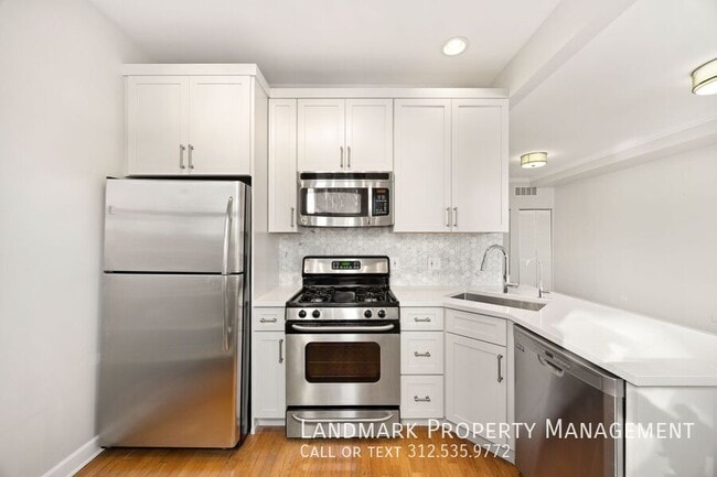 Building Photo - 534 W Belmont Ave