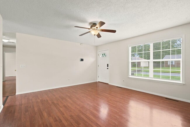 Building Photo - 511 E Dyann Dr