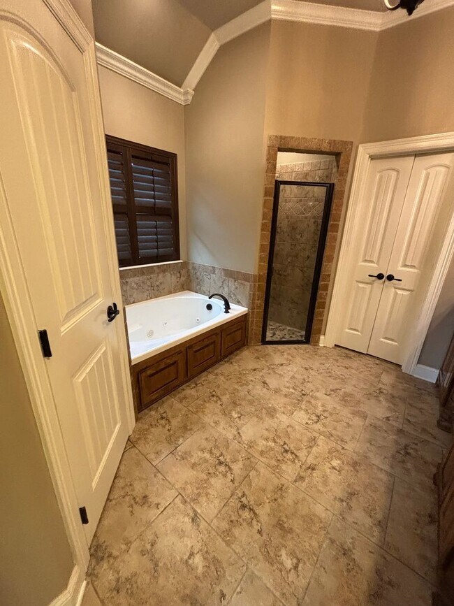 Building Photo - Large 4 Bedroom Home in Benton