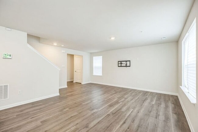 Building Photo - 322 Forest Edge Ave