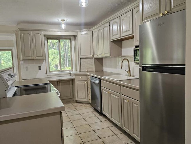 Building Photo - 54 Library Ln