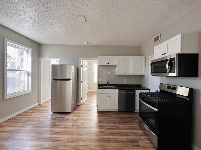 Building Photo - 19 Thompson St