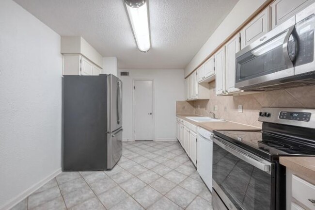 Building Photo - 8450 Ariel St