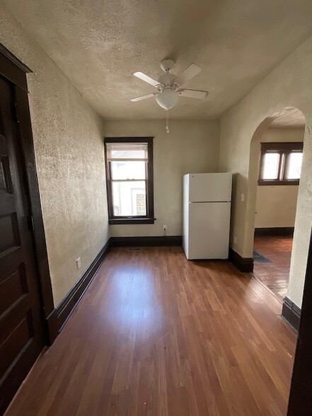 Dining room - 942 Bellevue Plz