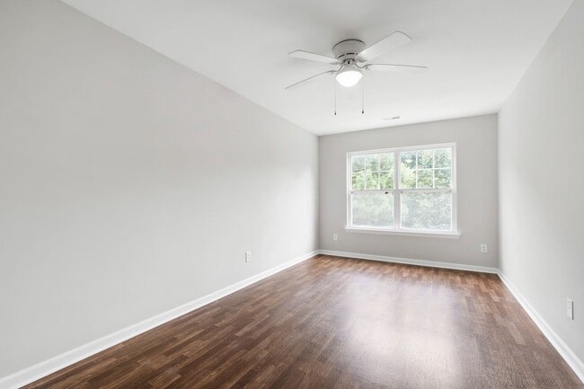 Building Photo - Beautifully Updated 3-Bedroom Townhome Nea...