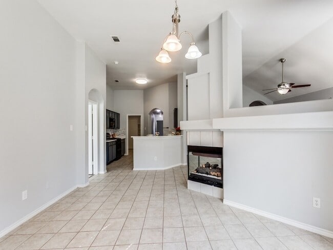 Building Photo - 1305 Greenbriar Ln