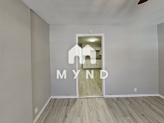 Building Photo - 1724 Pear St Unit 5