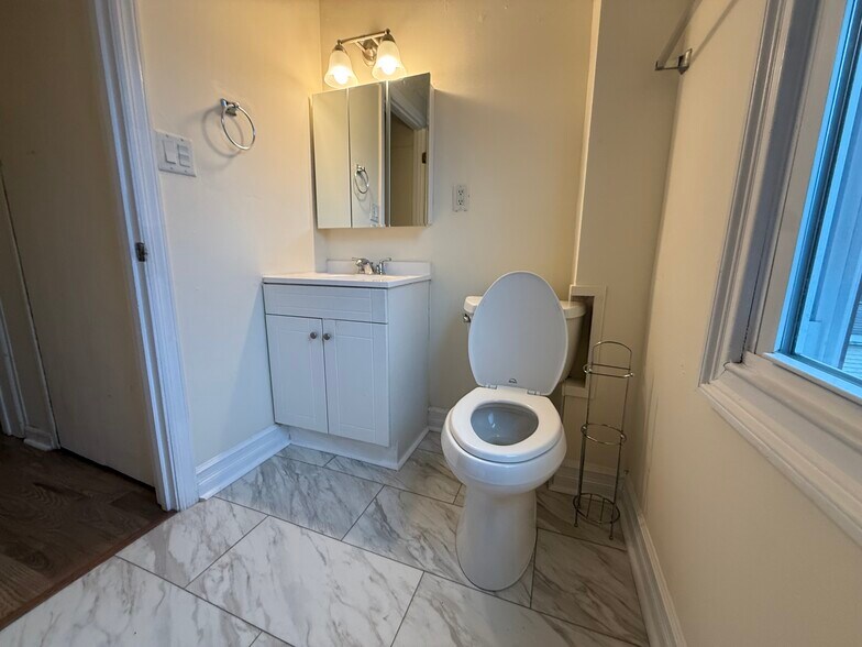 Building Photo - 6 Warren St