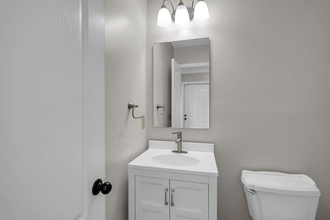 Building Photo - Stunning 4-bed Home in Hinesville With Two...