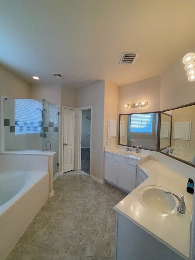 Building Photo - 2516 Brittany Lakes Dr