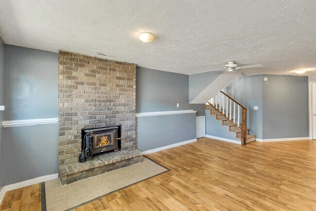 Building Photo - Spacious 5 Bed, 3 Bath with Sunroom