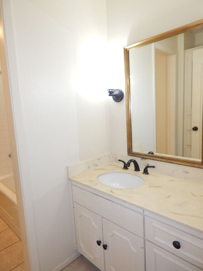 Building Photo - Spacious 3 Bedroom, 2 Bath Duplex in Tyler!