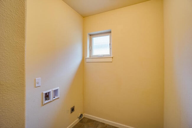 Building Photo - BEAUTIFUL THREE BEDROOM HOME IN FELIDA