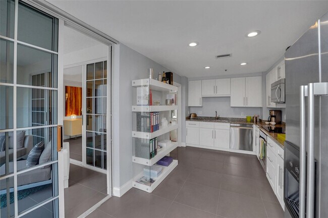 Building Photo - 4108 W Palm Aire Dr