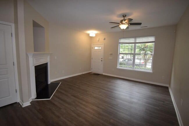 Building Photo - 1077 Woodglen Ln