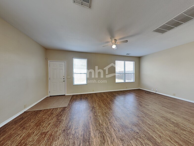 Building Photo - 6013 Midcrown Dr