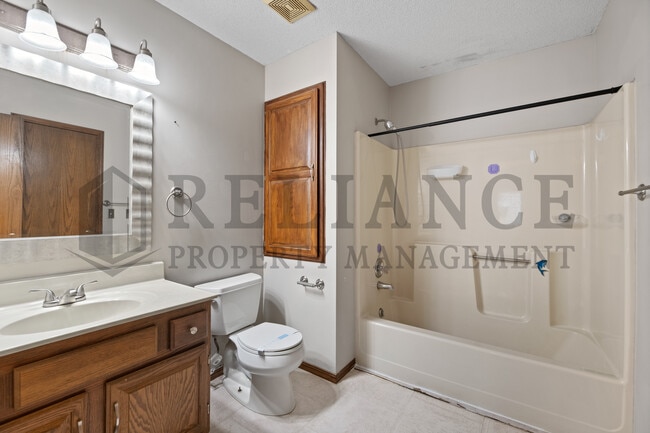 Building Photo - 2013 N Parkridge Ct