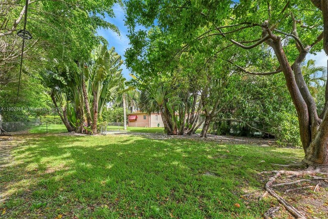 Building Photo - 1520 NE 108th St