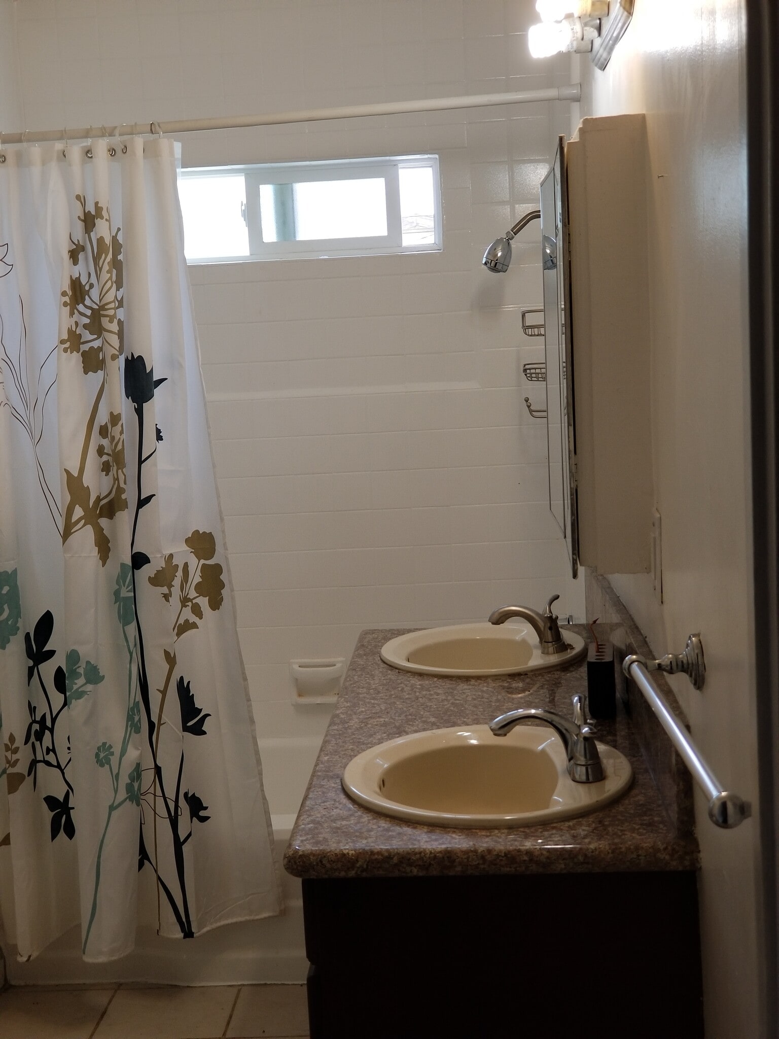 Building Photo - 1554 S Stanley Ave