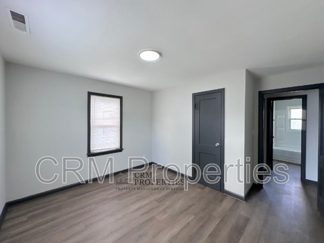 Building Photo - 1034 E Elm St