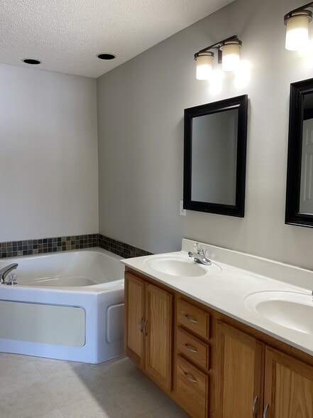 Jacuzzi Tub - 17366 River Birch Pl