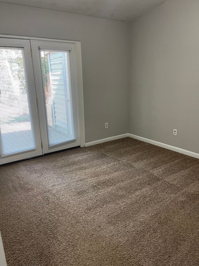 Building Photo - 3 bedroom 2 bath Hermitage duplex